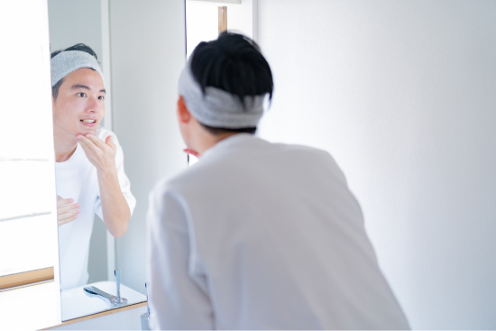 鏡を見る男性　写真